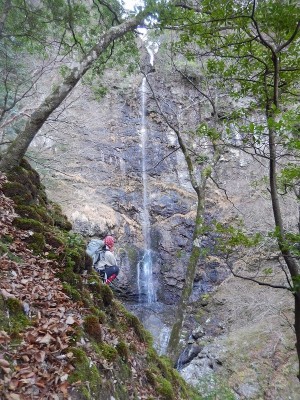 見てるこちらが滑落しそう
