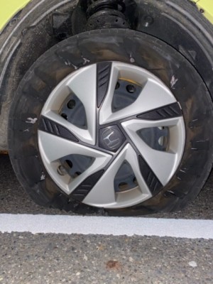 タイヤ.jpeg (118.14 KiB) 閲覧された回数 5710 回 いたるところ裂けて中が見えてます。信じられな~い