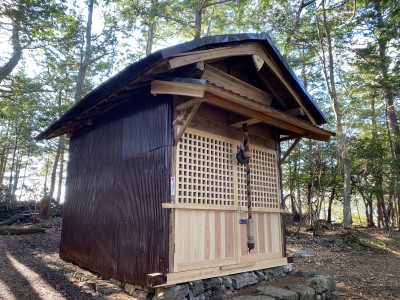 IMG_9417.JPG (3.84 MiB) 閲覧された回数 3424 回 山頂の祠(行者小屋)