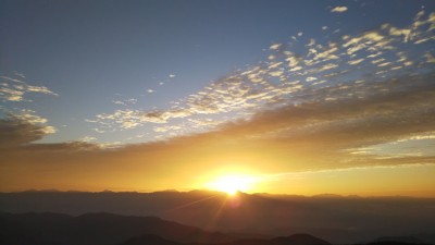 朝日の真下がちょうど富士山