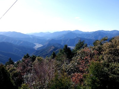 １１日のランチ場から西を見る。どれが嘉茂助谷ノ頭なのだろう？