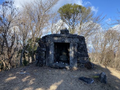 雌岳山頂にある石の祠