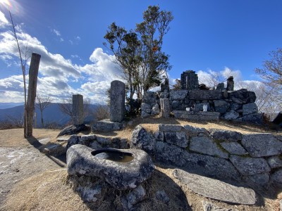 IMG_9773.JPG (4.92 MiB) 閲覧された回数 3235 回 堀坂山山頂には堀坂大権現が祀られている