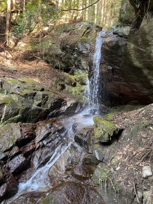 二段に流れ落ちる不動滝