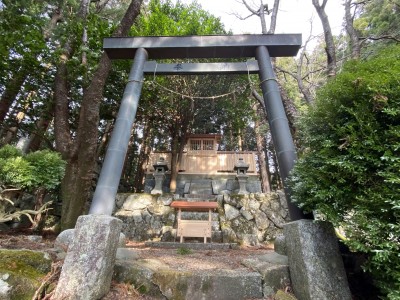 石尊大権現の鳥居と本殿