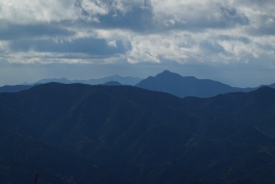 ピラミダルな局ヶ岳とその左に迷岳