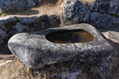 山頂の奉納されていた手水鉢