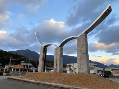 飯高駅から局ヶ岳を望む