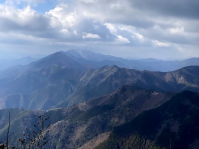 三峰山と栗ノ木岳（手前）