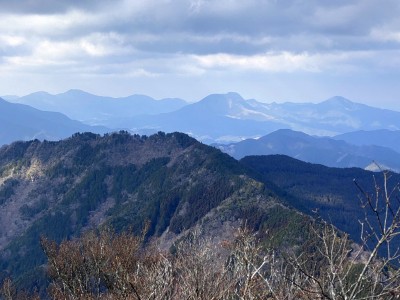 学能堂山、倶留尊山、大洞山、尼ヶ岳が連なっていた