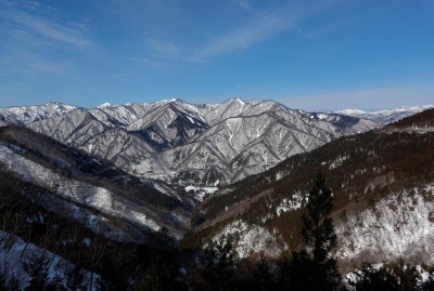 黒津山、蕎麦粒山、小蕎麦粒、ミノマタ、鏡山、上谷山と並ぶ