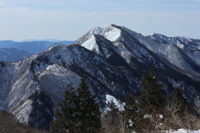 花房山、小津権現山－右には鈴鹿の御池岳が見える