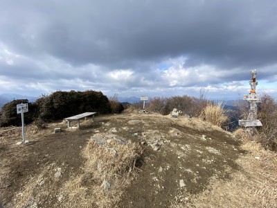 局ヶ岳山頂は小さな広場になっています
