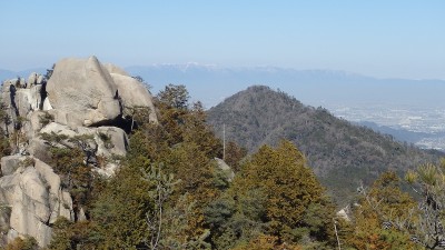 縦走路の天狗岩付近から鶏冠山(中央)。背景は比良山地