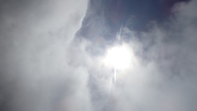 雲の切れ間から差す陽光