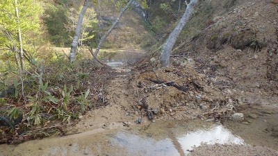 P5022123.jpg (491.74 KiB) 閲覧された回数 10264 回 林道崩壊地点