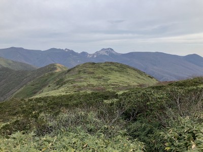 茶臼から三本槍.jpg (501.86 KiB) 閲覧された回数 7173 回 右から茶臼岳、朝日岳、三本槍が岳