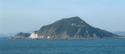 伊良湖水道を通過する船から撮る神島灯台