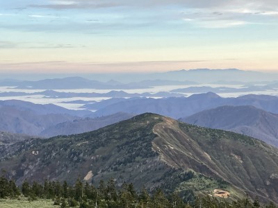 雲海に浮かぶ山々.jpg (294.14 KiB) 閲覧された回数 8168 回 雲海に浮かぶ山々(手前は窓明山)