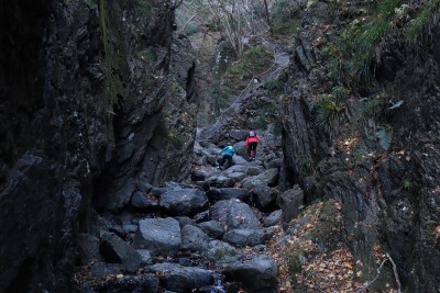 さらに続くゴルジュ帯