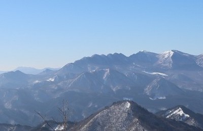 ゴジラの背中のような七が岳