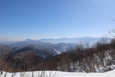 那須連山。左端の顕著な二コブが二股山