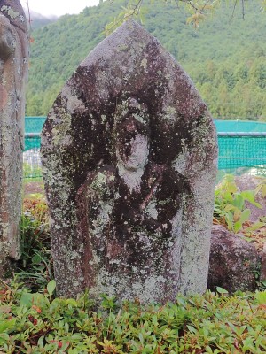 隔夜千回向・廣誉深入大徳の石碑