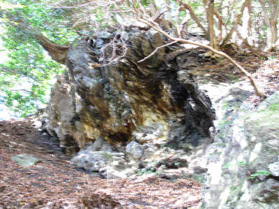 坑口近くの大岩