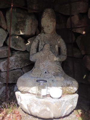 女顔の大日如来石像