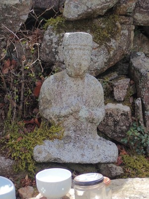 雌岳の祠裏の大日如来
