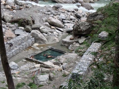 P5023534.jpg (219.64 KiB) 閲覧された回数 2401 回 川沿いにある露天風呂