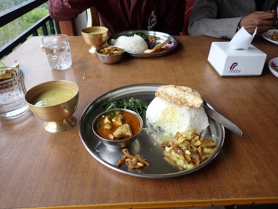 P5023483.jpg (170.6 KiB) 閲覧された回数 3221 回 ネパールの定番料理 ダルバート