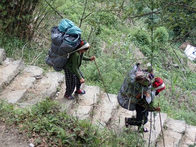 P5033556.jpg (321.72 KiB) 閲覧された回数 3221 回 荷を担ぐポーターたち