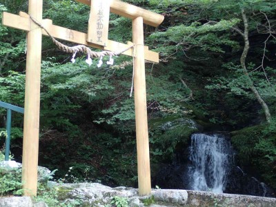 P9180008.jpg (105.91 KiB) 閲覧された回数 19066 回 キワラ滝と不動明王