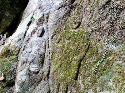 2025-10-08_14-17-06~3.jpg (258.74 KiB) 閲覧された回数 18853 回 不動滝の摩崖仏