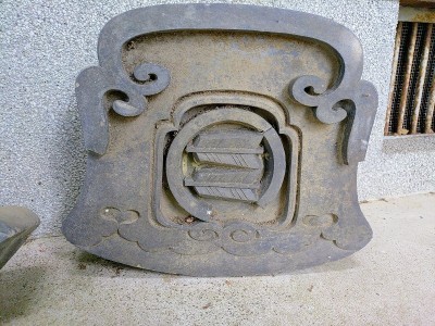 2025-10-08_15-14-47~2.jpg (183.91 KiB) 閲覧された回数 18853 回 丸に並び矢(社務所の所に置いてあった瓦)