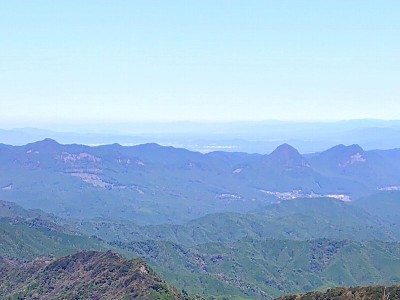 2025-10-23_12-17-00~2.jpg (73.92 KiB) 閲覧された回数 1499 回 俱留尊山・屏風岩・兜岩・鎧岩が見えています。