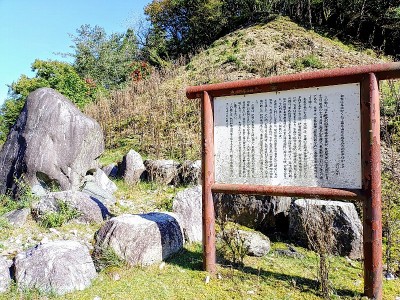 2025-10-23_13-23-22~2.jpg (266.73 KiB) 閲覧された回数 1499 回 本居宣長が詠んだ歌の石碑