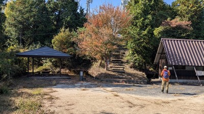 PXL_20251107_024935559.MP.jpg (231.8 KiB) 閲覧された回数 2606 回 東屋とトイレ(右)