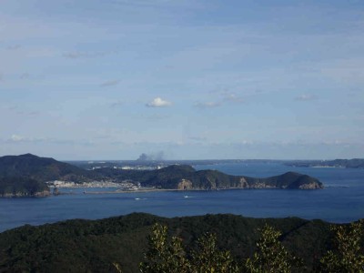 宿浦からその向こうに浜島（火事だったらしい）
