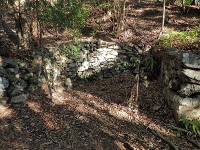 不動滝の巨大な祠跡