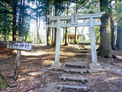 明神神社駐車場から