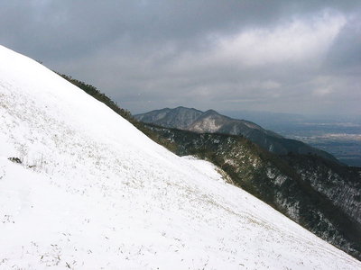 ● 二本松登り切ると、雪斜面に、キララちゃんが肩を並べる
