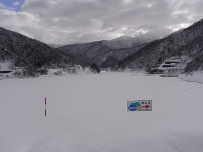 真っ白なダム湖