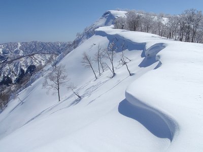山頂手前の北峰