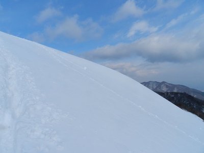 山頂直下の雪の斜面
