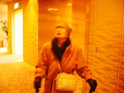 ● 絶世の美女も高齢となり、両ストックついて会場に到着だよ