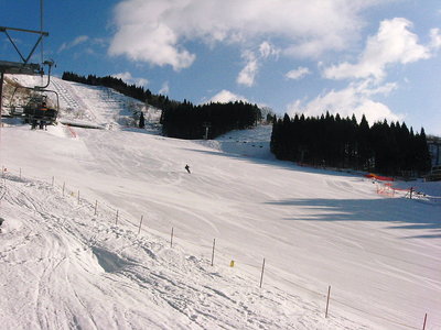 朝一番.JPG (181.81 KiB) 閲覧された回数 6662 回 ● 凍ってるバーン、一日中弛まない雪でした