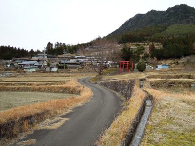 高地集落粉所、後ろの山は日暮山