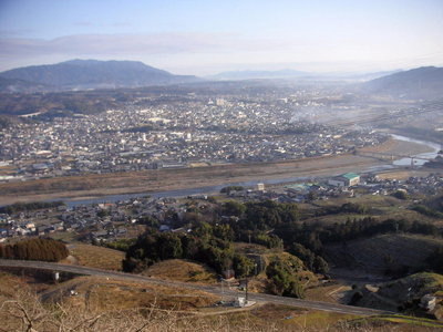 展望台から紀ノ川上流。煙は高野口町民家の火事。